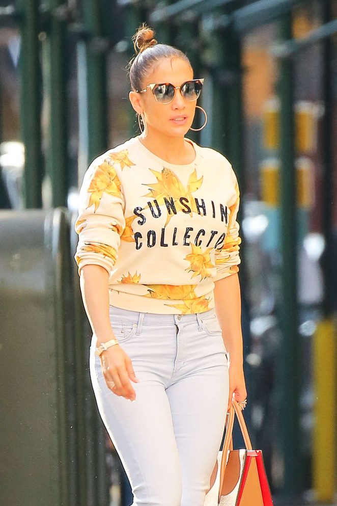 Jennifer-Lopez--Arrives-back-at-her-apartment-buscemi-scotch-soda-2