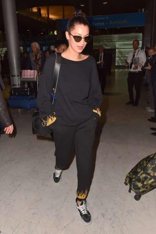 bella-hadid-arriving-at-charles-de-gaulles-airport-hardware-ldn-1