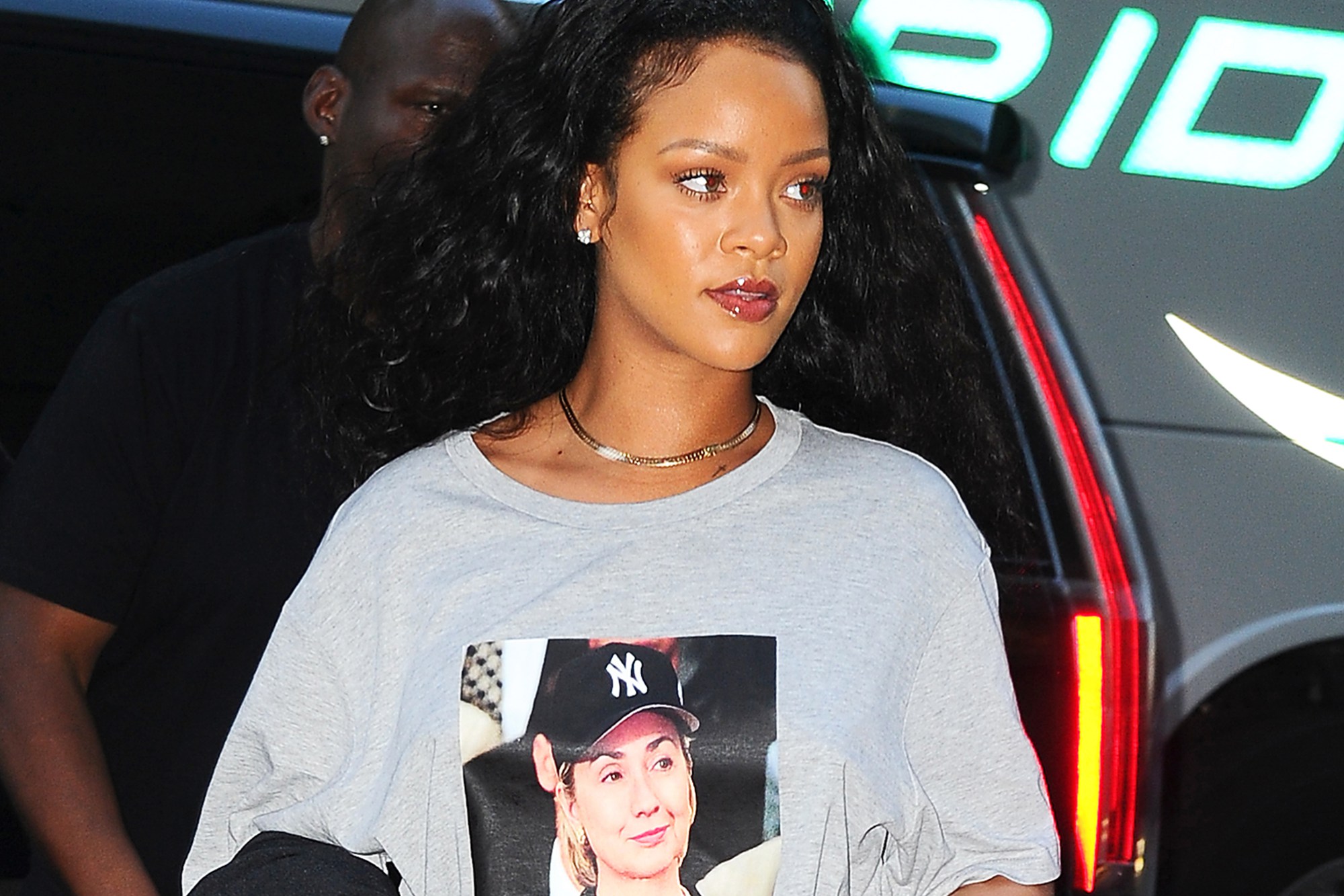 steal-rihanna-trapvilla-hilary-tee-1