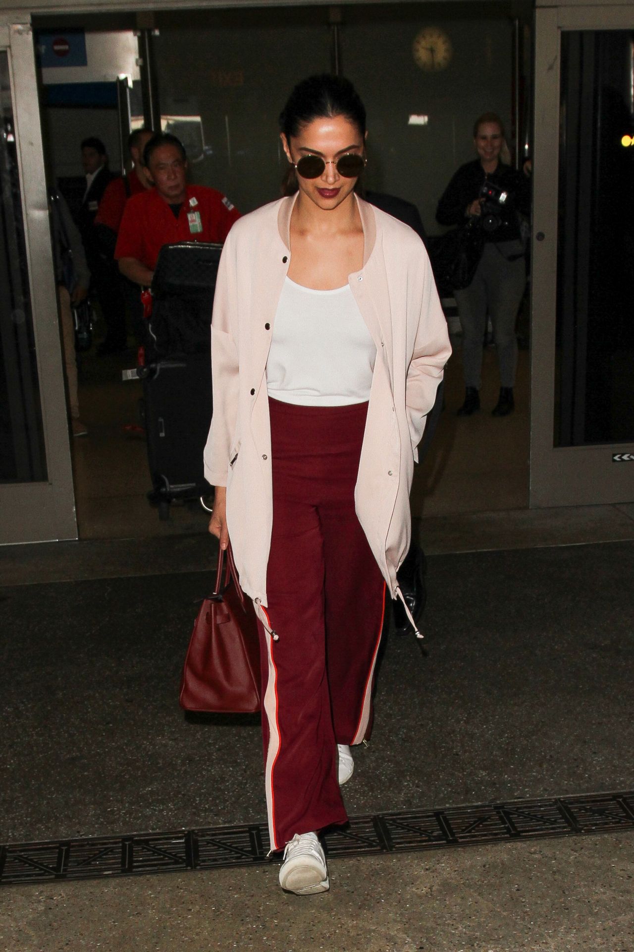 deepika-padukone-arrives-at-lax-airport-in-los-angeles-ca-10-19-2016-hm-topshop-1