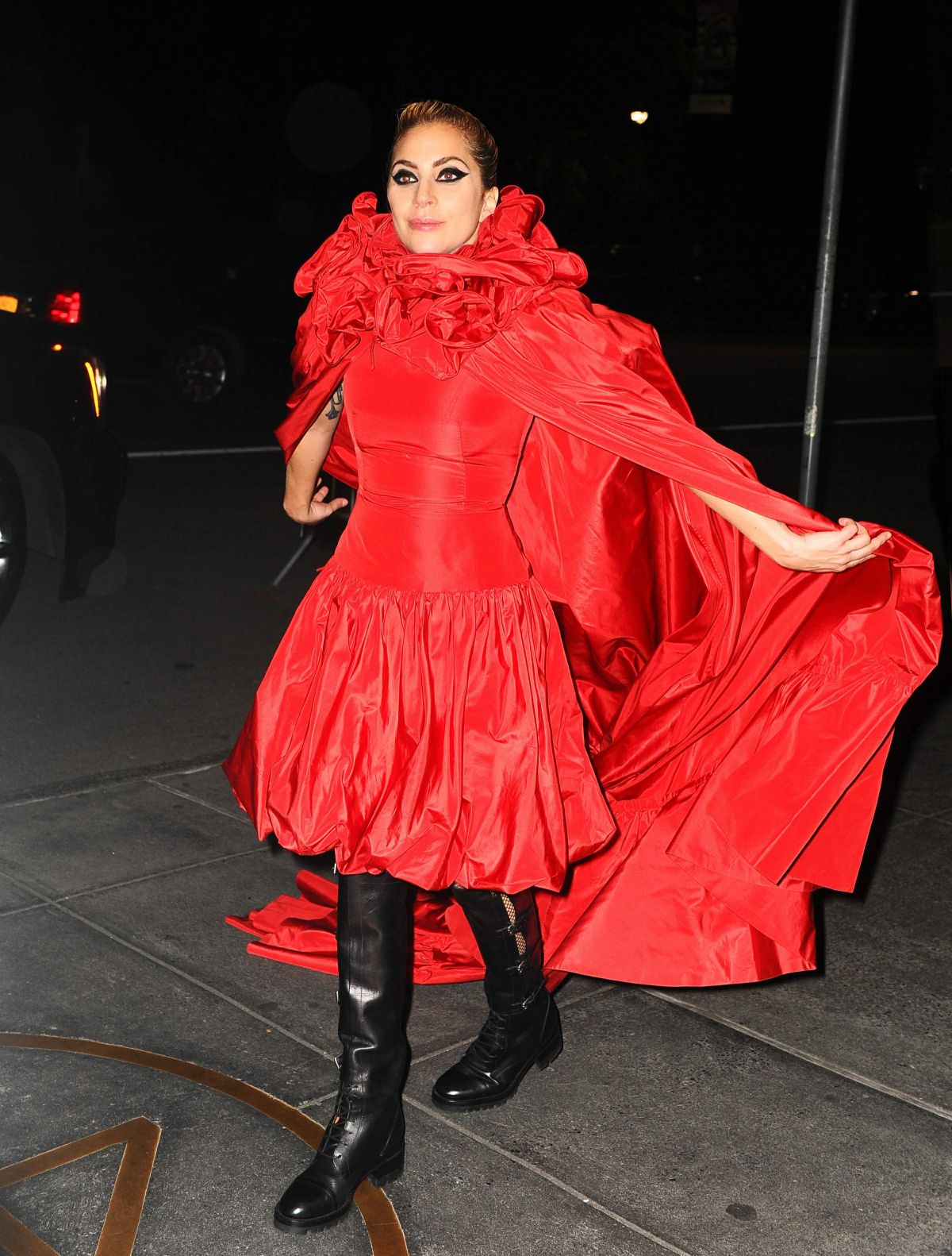 lady-gaga-arrives-at-her-apartment-in-new-york-10-19-2016-valentino-couture
