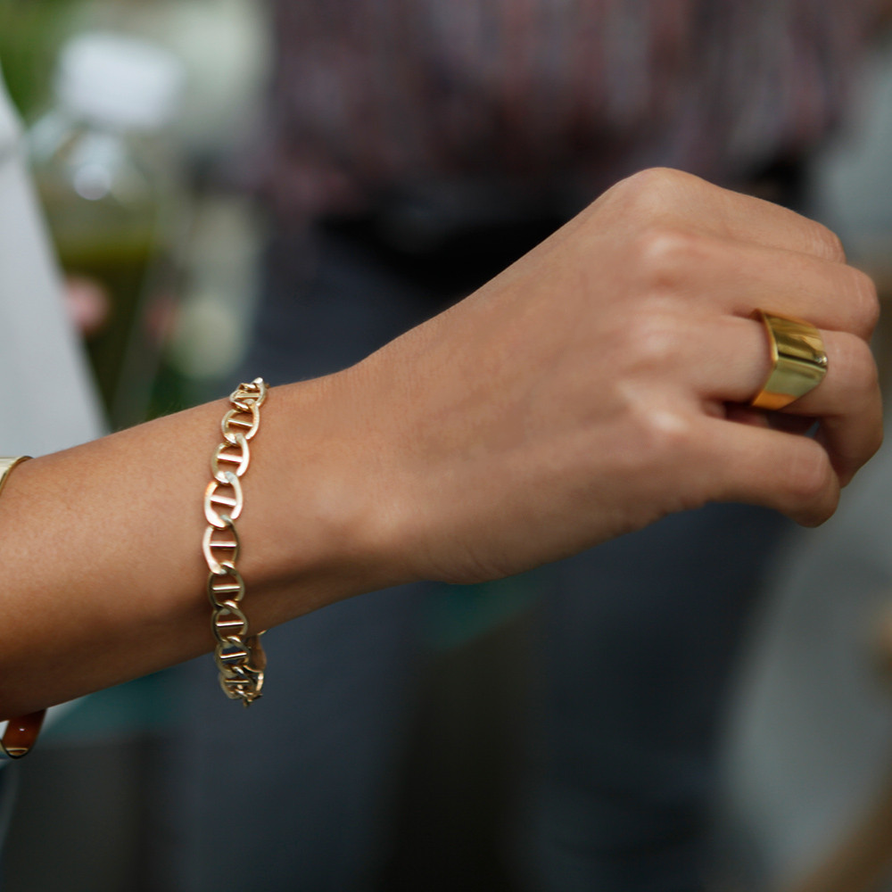 rashida-jones-14k-yellow-gold-fill-mariner-bracelet-model-lifestyle-street-style