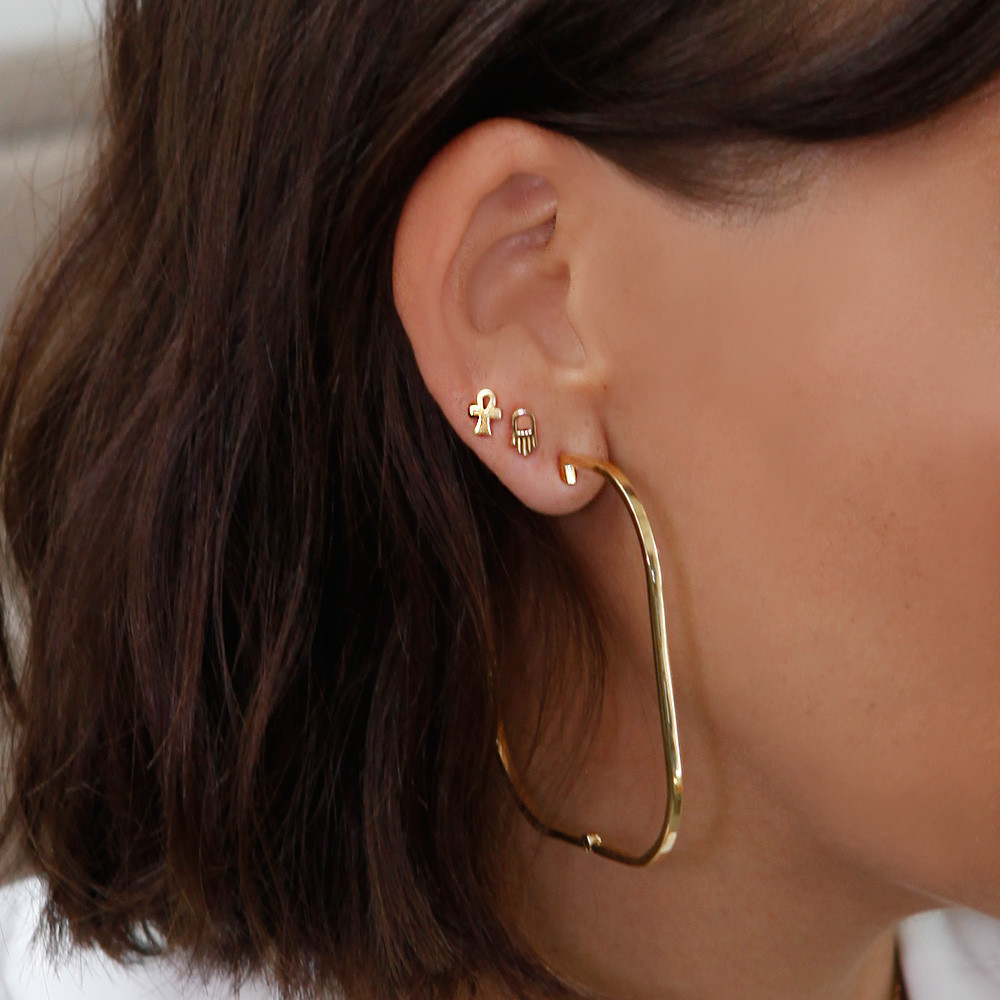 rashida-jones-14k-yellow-gold-vermeil-oversized-hoop-earrings-model-lifestyle-street-style