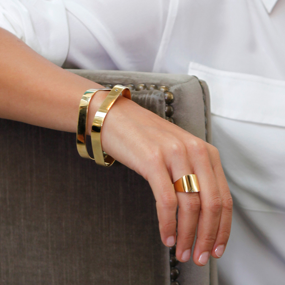 rashida-jones-14k-yellow-gold-vermeil-square-bangle-model-lifestyle-street-style