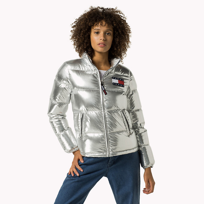 gigihadidnightoutnyc-tommy-hilfiger-down-puffer-jacket-4