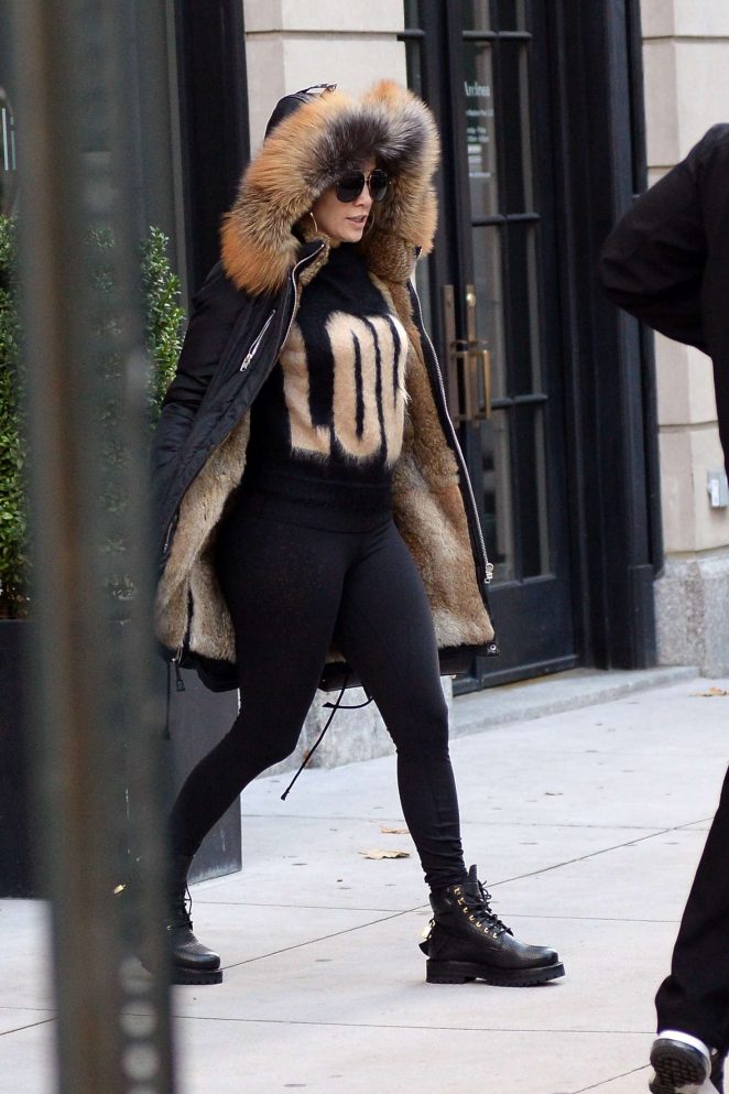 jennifer-lopez-heading-to-the-gym-in-new-york-givenchy