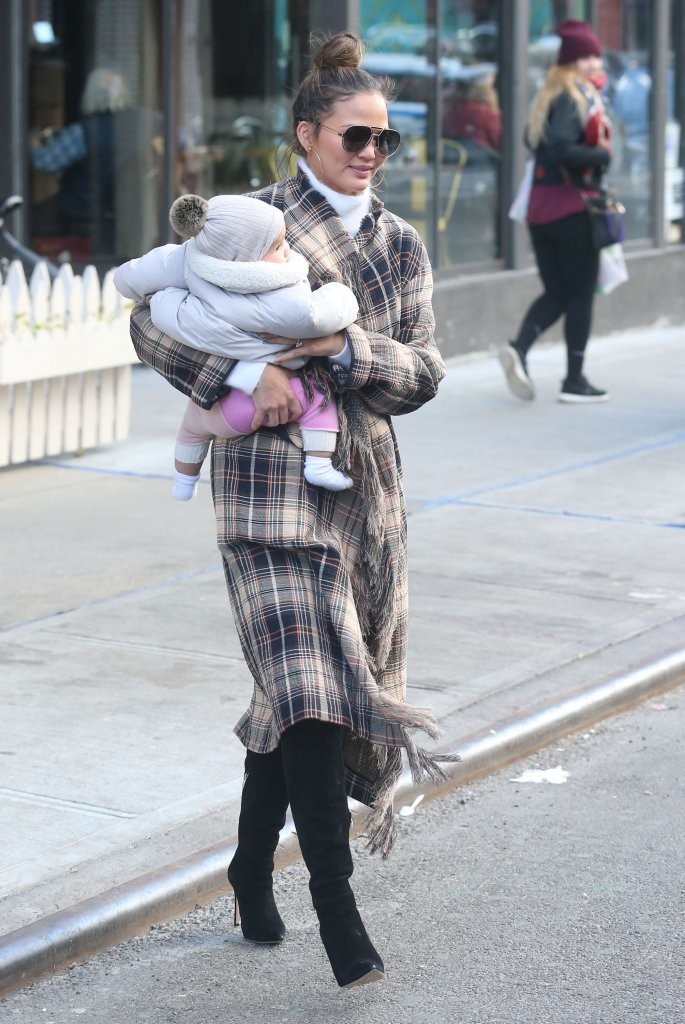 chrissyteigenchrissyteigenoutdaughter-choo