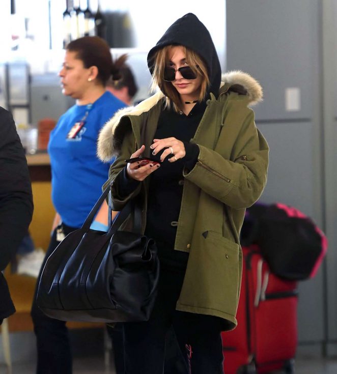 hailey-baldwin-at-jfk-airport-in-new-york-mcqueen