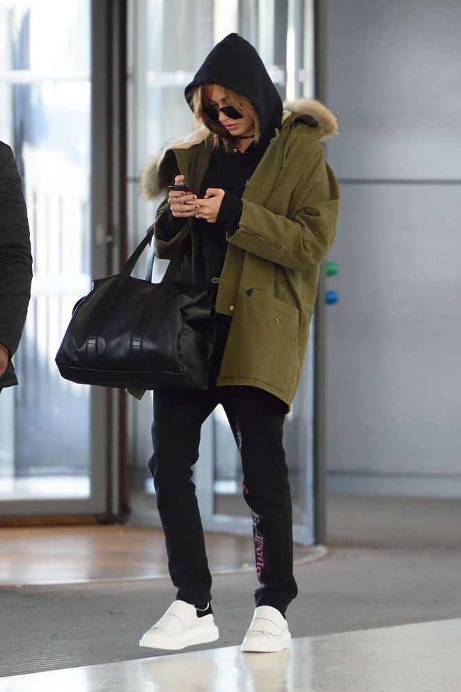 hailey-baldwin-at-jfk-airport-in-new-york-saint-laurent