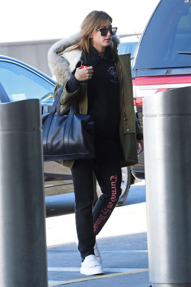 hailey-baldwin-at-jfk-airport-in-new-york-vetements
