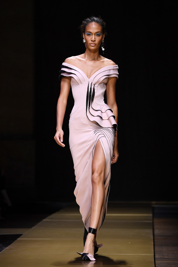 joansmallsatelierversacerunwayparisfashionqldrpchokmox