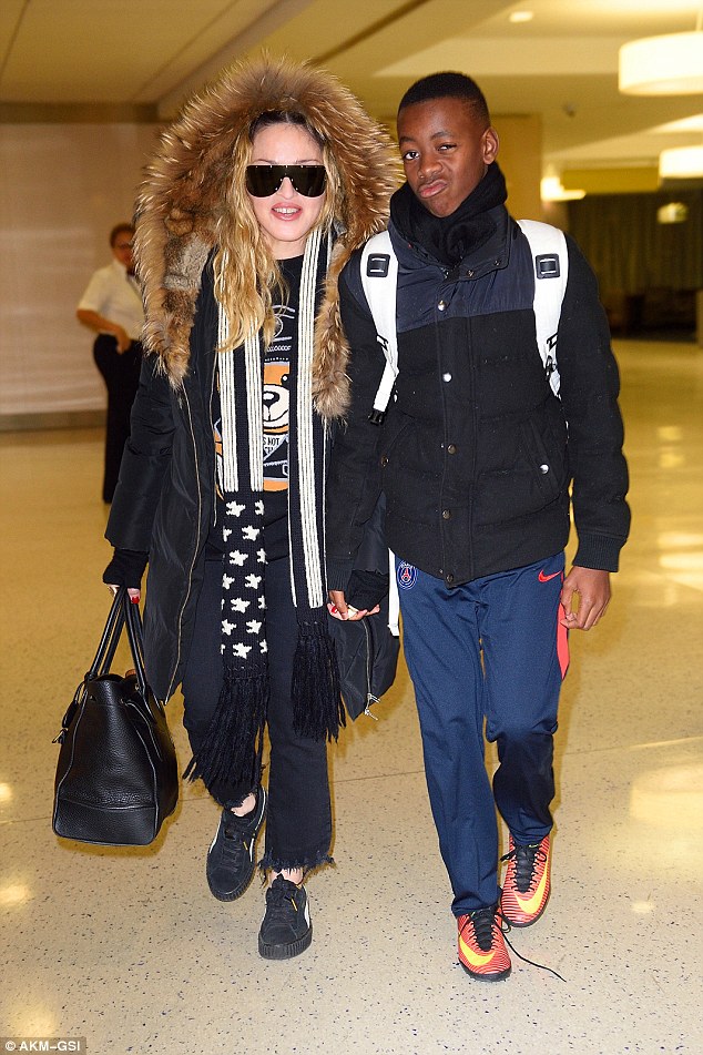madonna-airport-moschino-teddy-bear-sweater-1