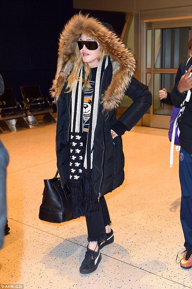 madonna-airport-moschino-teddy-bear-sweater-2