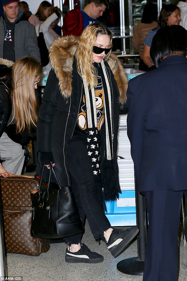 madonna-airport-moschino-teddy-bear-sweater-3