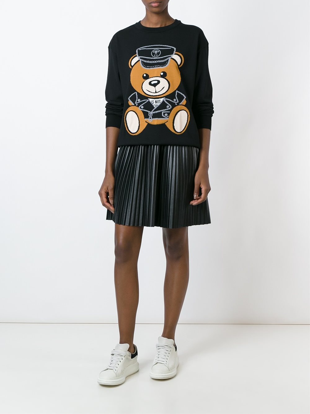 madonna-airport-moschino-teddy-bear-sweater-4