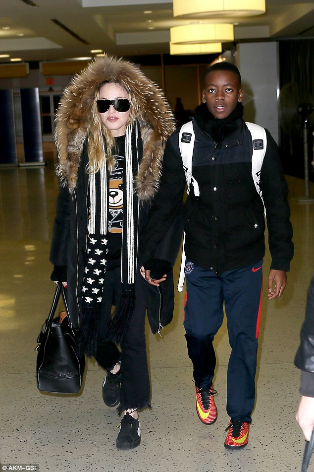 madonna-airport-moschino-teddy-bear-sweater