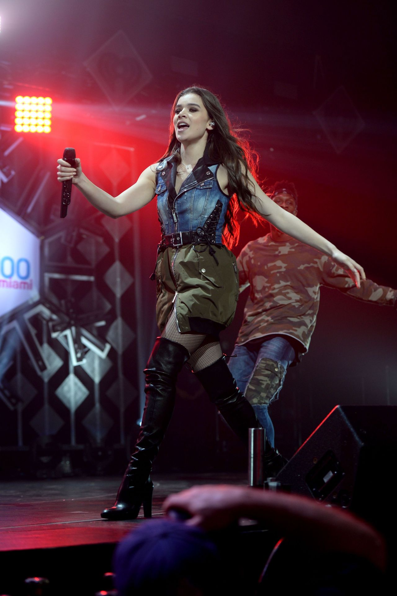 hailee-steinfeld-iheart-radio-y-100-jingleball-pre-show-in-florida-12-18-2016-dsquared2-2