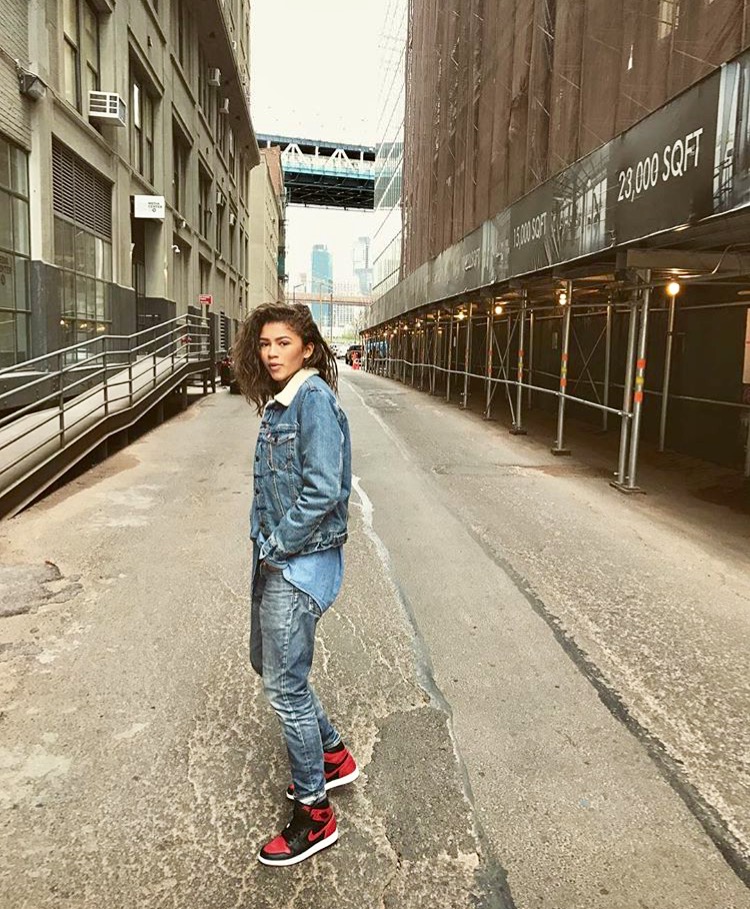 zendaya-instagram-levis-boyfriend-sherpa-trucker-jacket