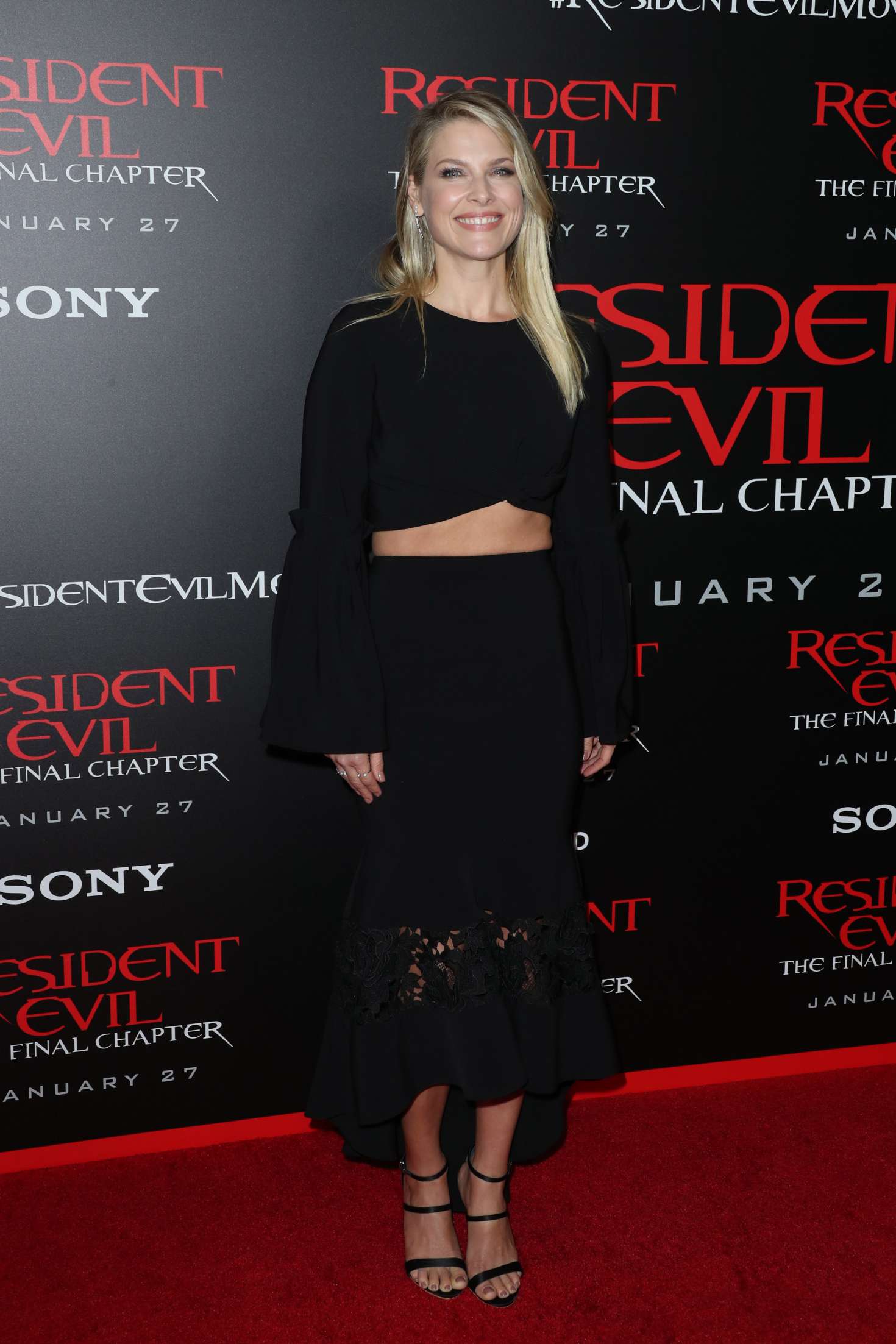 ali-larter-resident-evil-the-final-chapter-la-premiere-christian-siriano