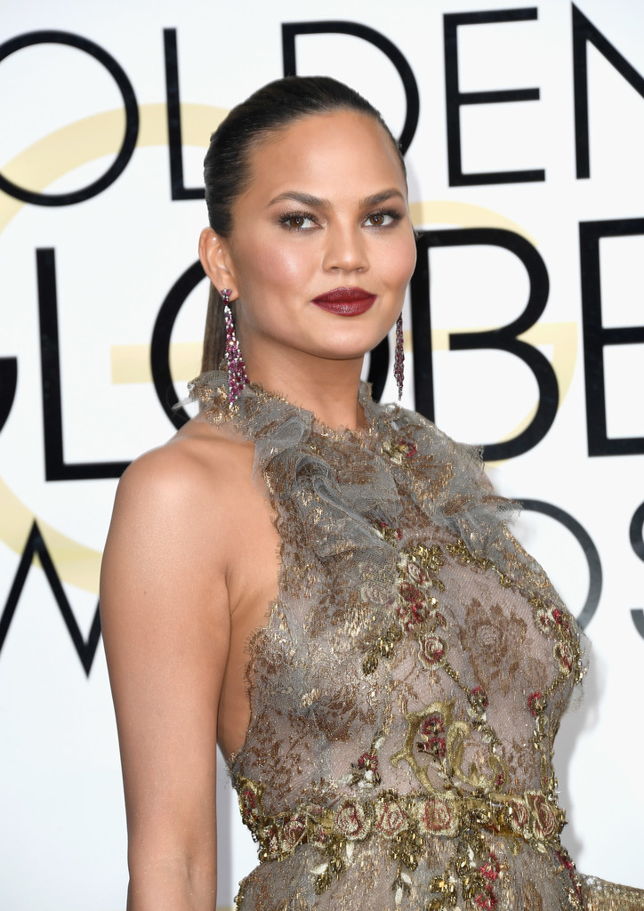 chrissyteigen74thannualgoldenglobeawards-lorraine