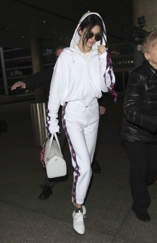kendall-jenner-arriving-at-lax-airport-balenciaga