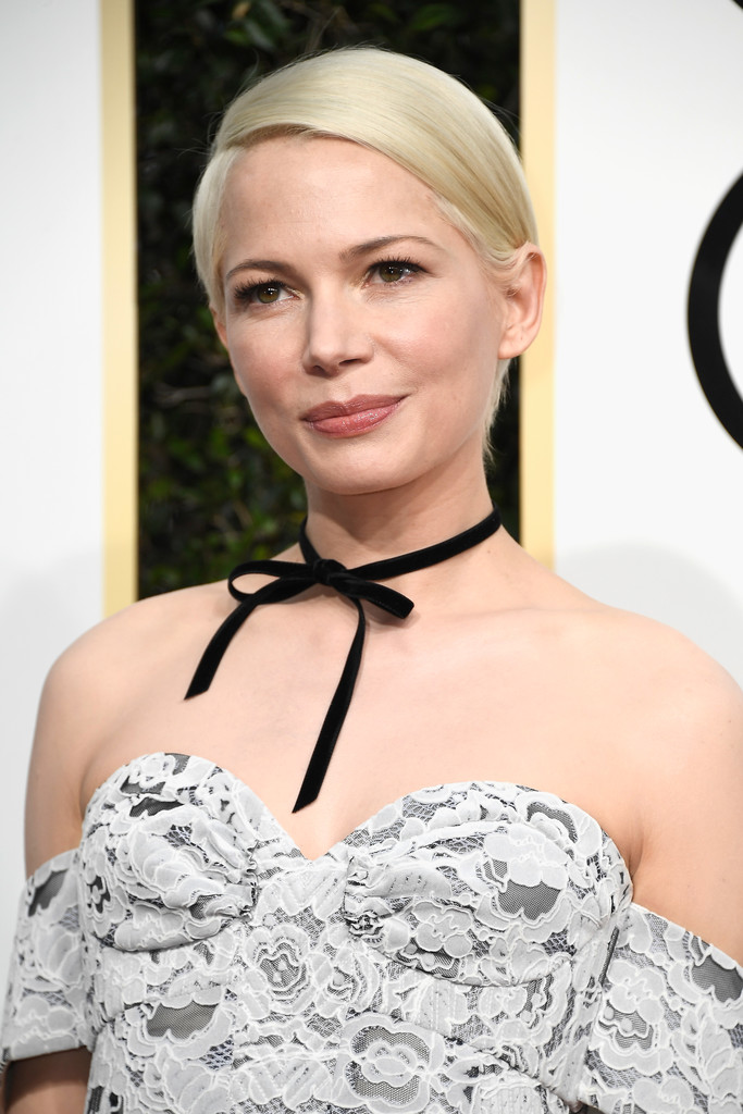 michellewilliams74thannualgoldenglobe-choker
