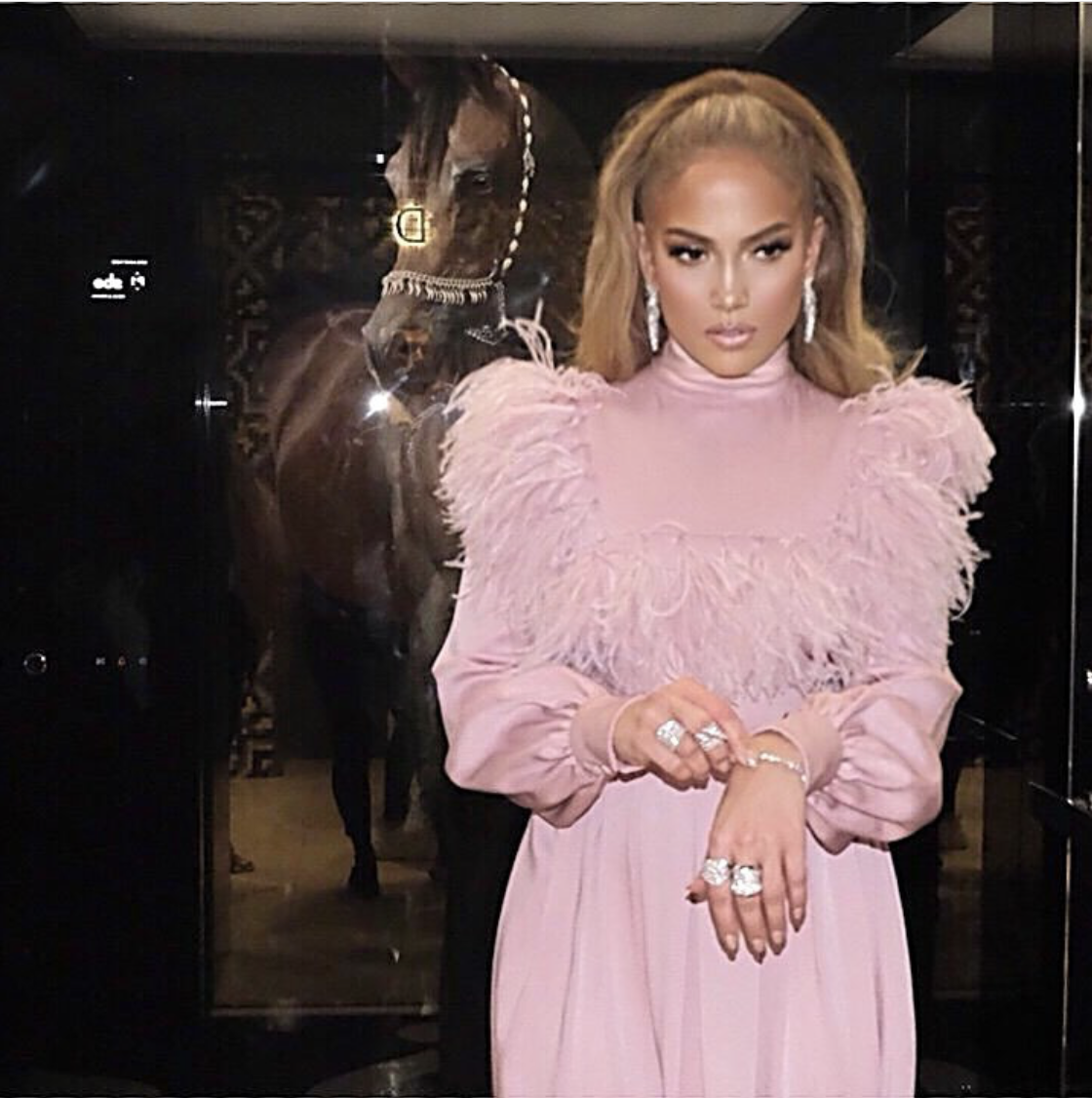 5-Looks-in-5-Minutes-Ways-to-Wear-Feathers 11