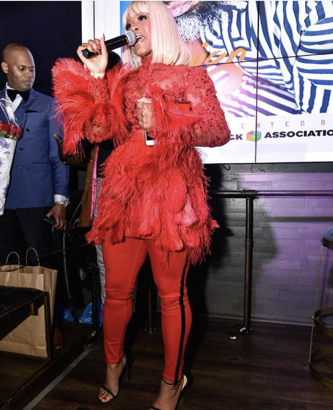 5-Looks-in-5-Minutes-Ways-to-Wear-Feathers 7