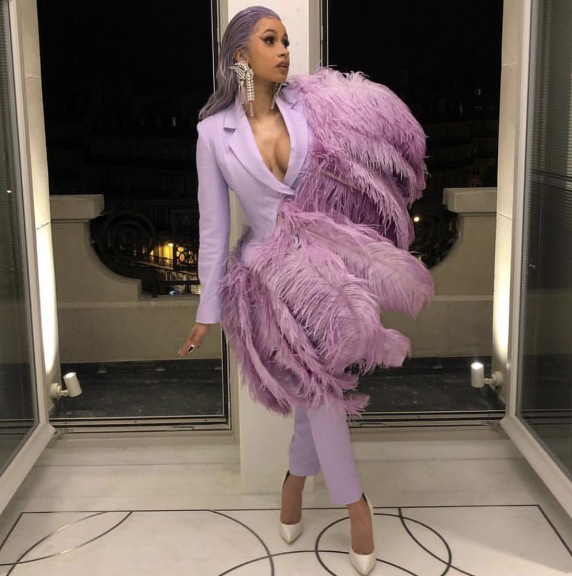 5-Looks-in-5-Minutes-Ways-to-Wear-Feathers 9