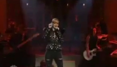 Video : Rihanna performing Hard on Saturday Night Live
