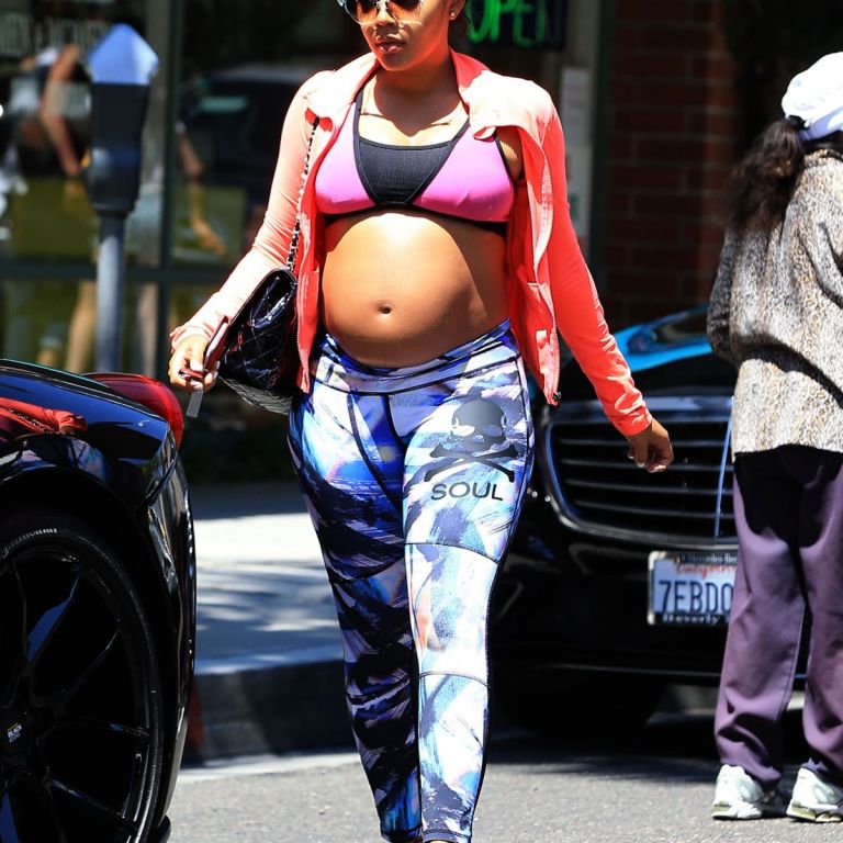 Steal: Angela Simmons’s Beverly Hills Vipe Hot Pink Spicy V Bra and SoulCycle Printed Leggings