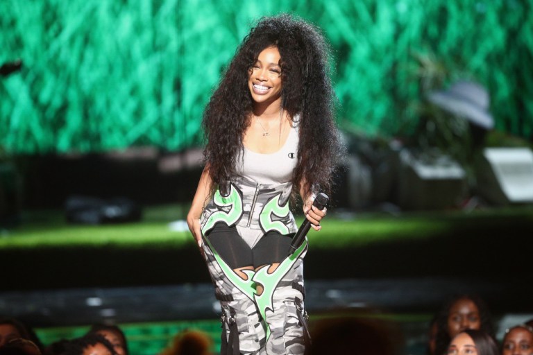 Beauty Bomb: SZA’s 2017 BET Awards Curly Half-Up Half Down Hair, Styled by Larry Sims