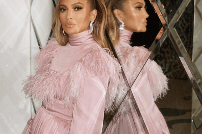 5 Looks in 5 Minutes : Ways To Wear Feathers