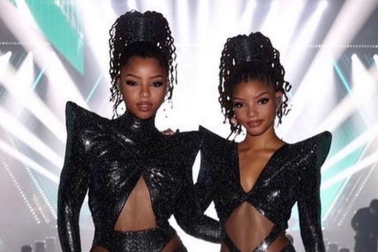 Chloe x Halle Performed at the E! People’s Choice Awards 2020 in Custom Looks by Rey Ortiz