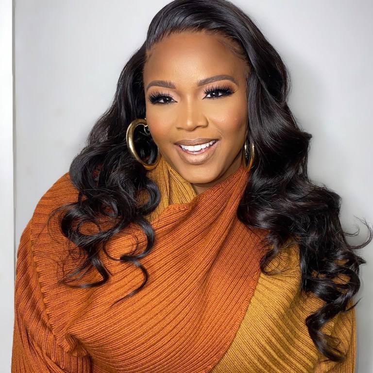 Top Ways to Style Sweaters on a Curvy Body