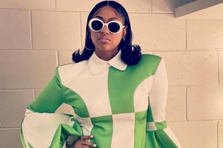 Jazmine Sullivan Gives Us 60s Mod Look in Green and White Jovana Louis SS21 Puff Sleeve Collared Dress Performing at Post-Super Bowl Verizon’s Big Concert for Small Business