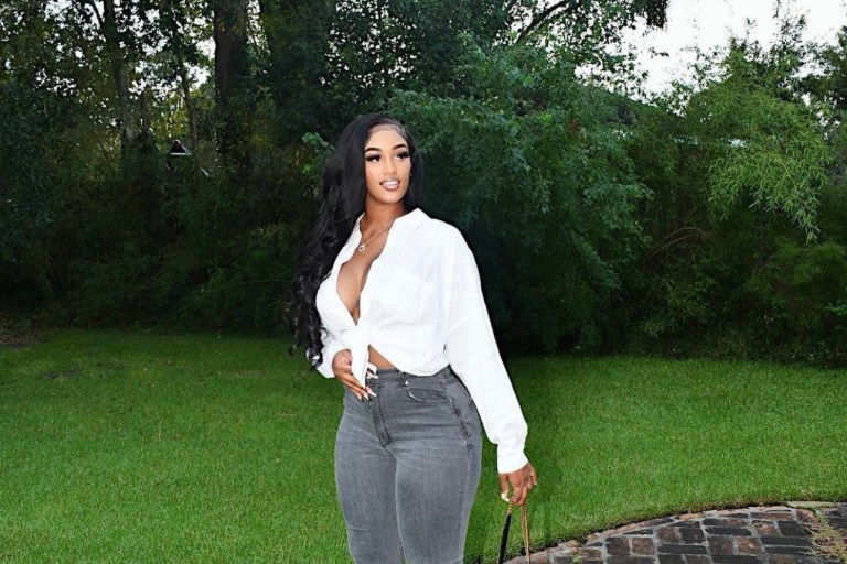 Antoniqua ‘Nique’ Brown Wears Stylish Casual Look Featuring Fashion Nova Grey Split Hem Jeans