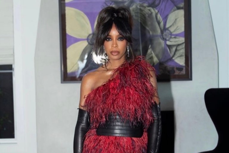 Kelly Rowland Attends the Premiere of ‘The Harder They Fall’ in LA Wearing Marcell Von Berlin Fall/Winter 2021 Red and Black Feather Gown