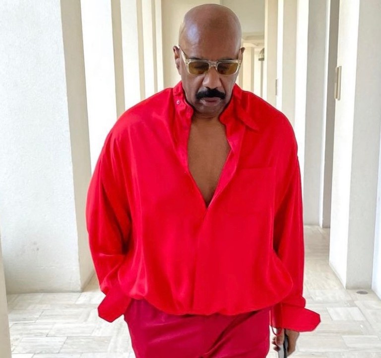 Steve Harvey Wears Louis Vuitton Spring 2019 Red Look From Virgil Abloh’s First Menswear Collection for Dubai’s 50th Anniversary