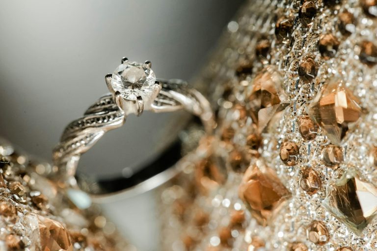 7 Memorable Ways to Present a Lab-Created Diamond Engagement Ring
