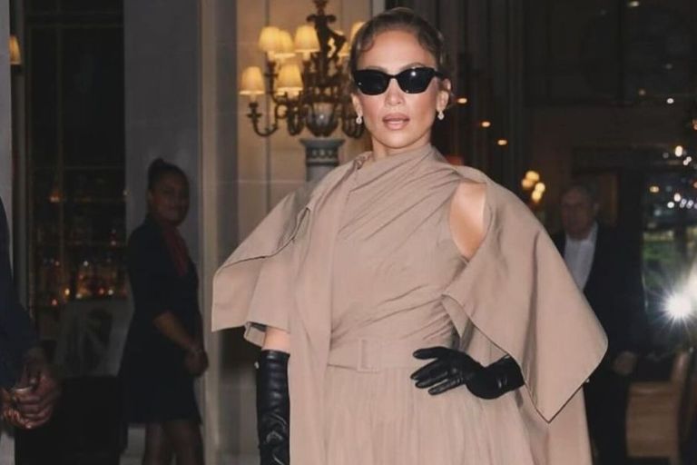 Jennifer Lopez Delivers Wow Factor in a Khaki Dior Look at the Brand’s Paris Fashion Week Show