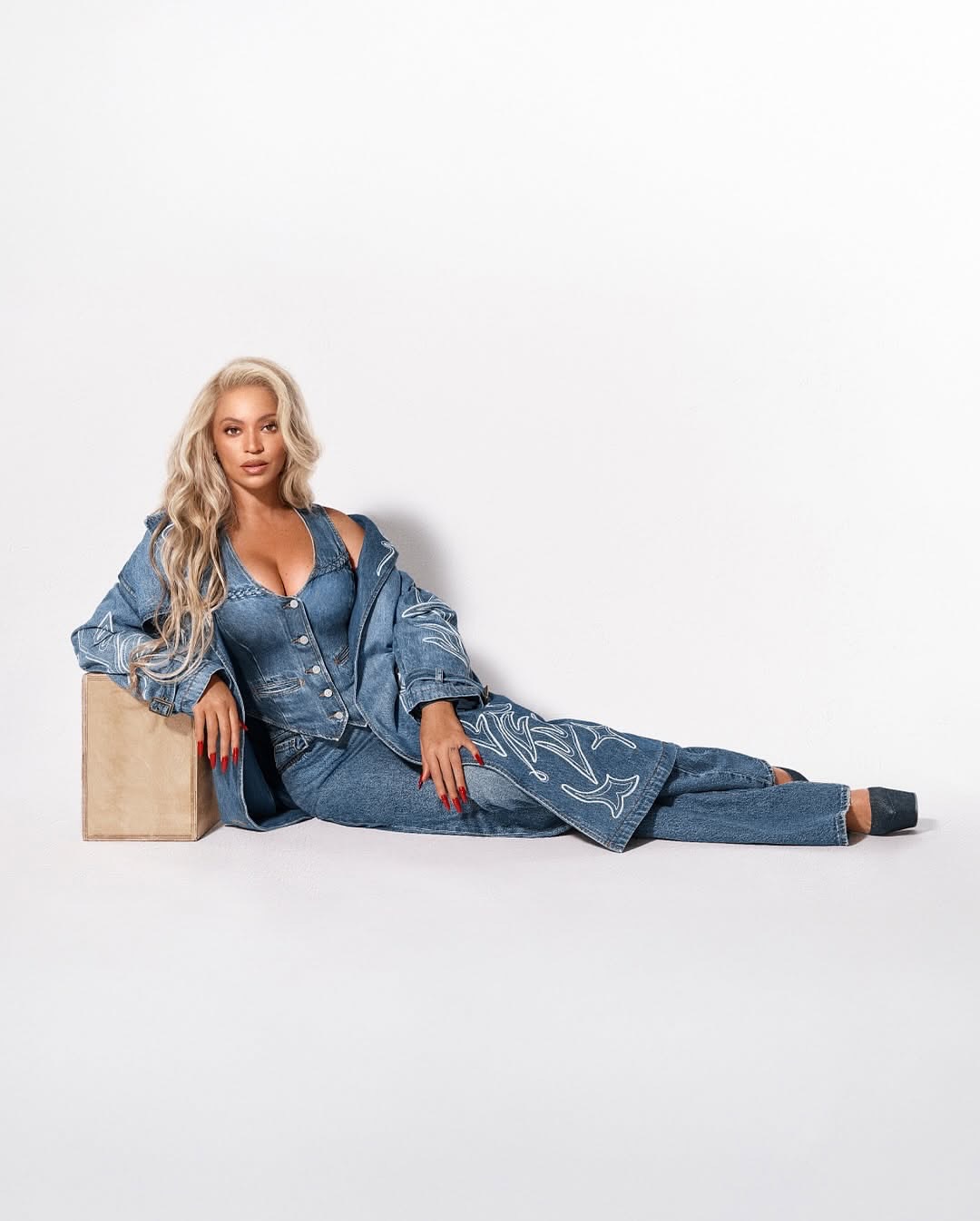 Beyonce Posed In A Blue Denim On Denim Look For Levis Latest Campaign 4