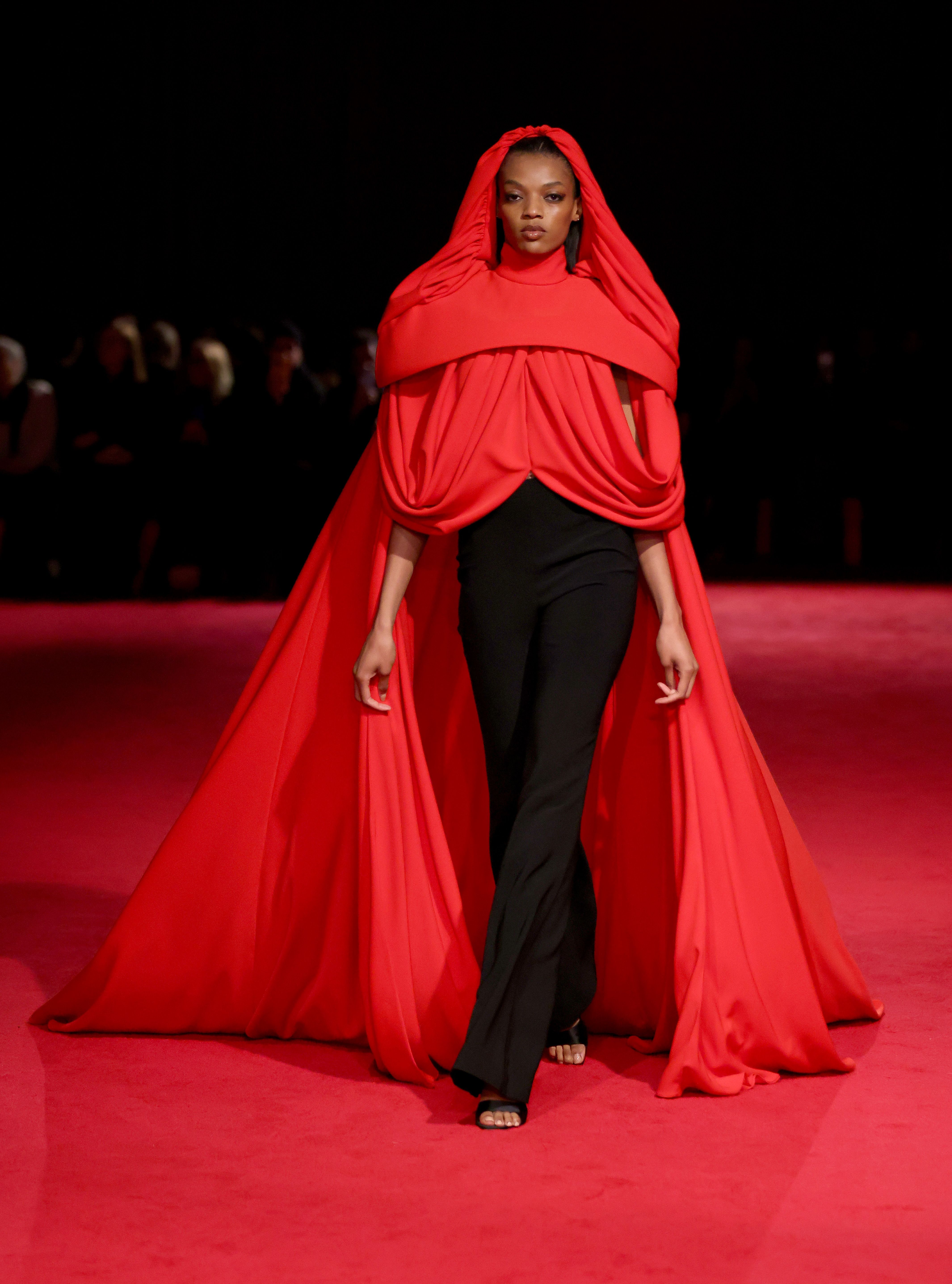 Christian Siriano FallWinter 2025 Collection Draws Inspiration From The Auto Industry With Metallic Palettes And Tactile Fabrics 31 1