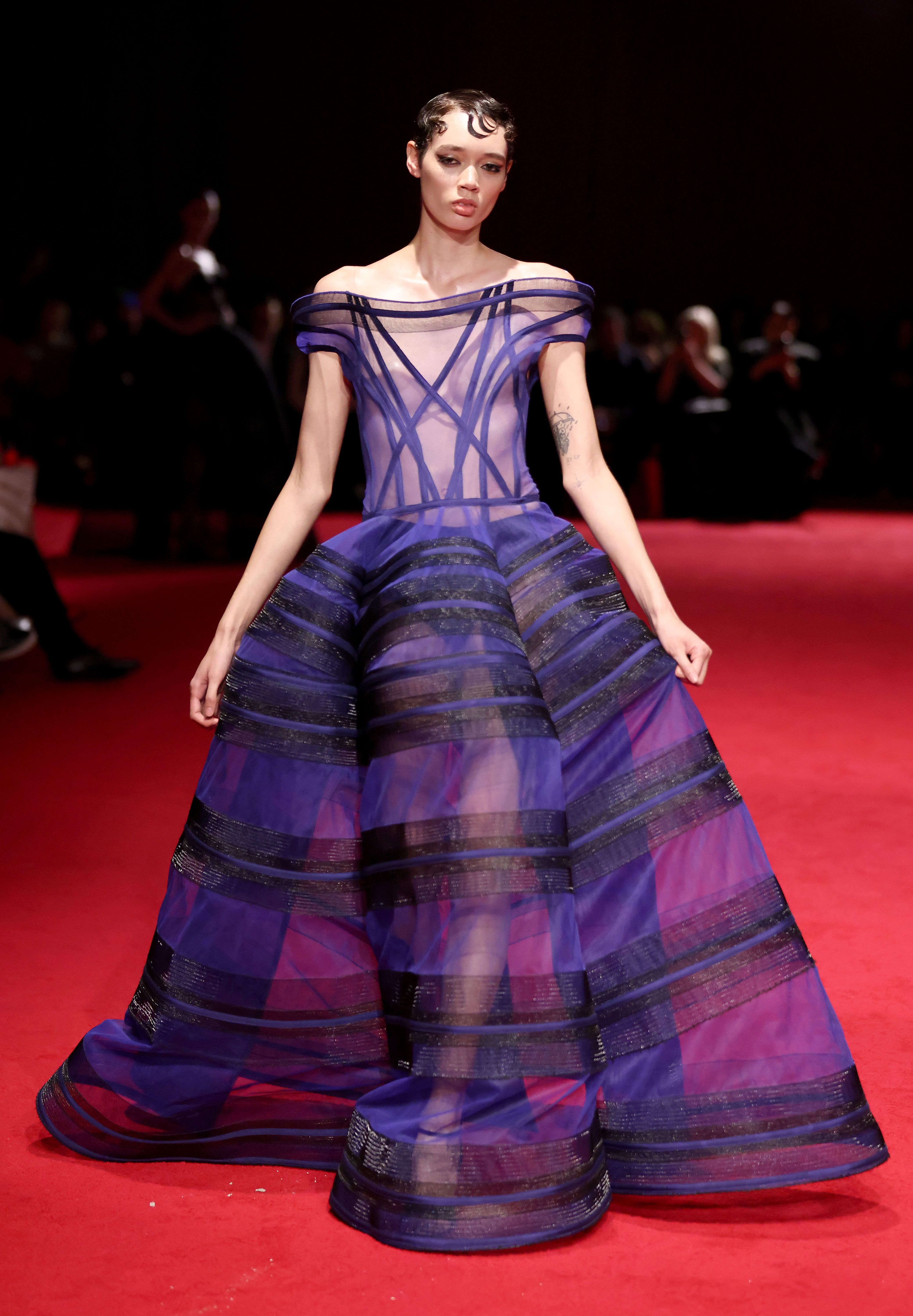 Christian Siriano FallWinter 2025 Collection Draws Inspiration From The Auto Industry With Metallic Palettes And Tactile Fabrics 32