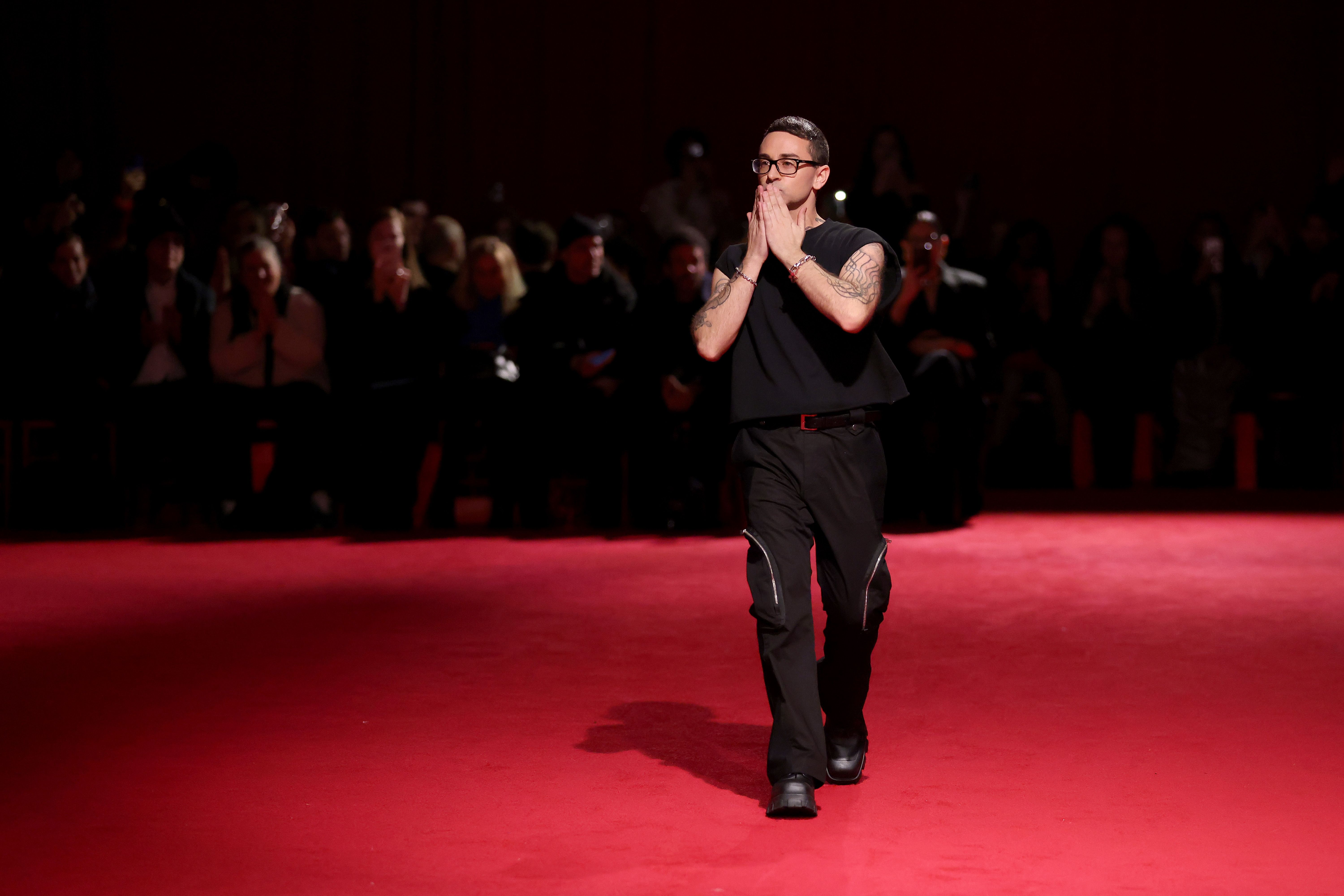 Christian Siriano FallWinter 2025 Collection Draws Inspiration From The Auto Industry With Metallic Palettes And Tactile Fabrics 5 2