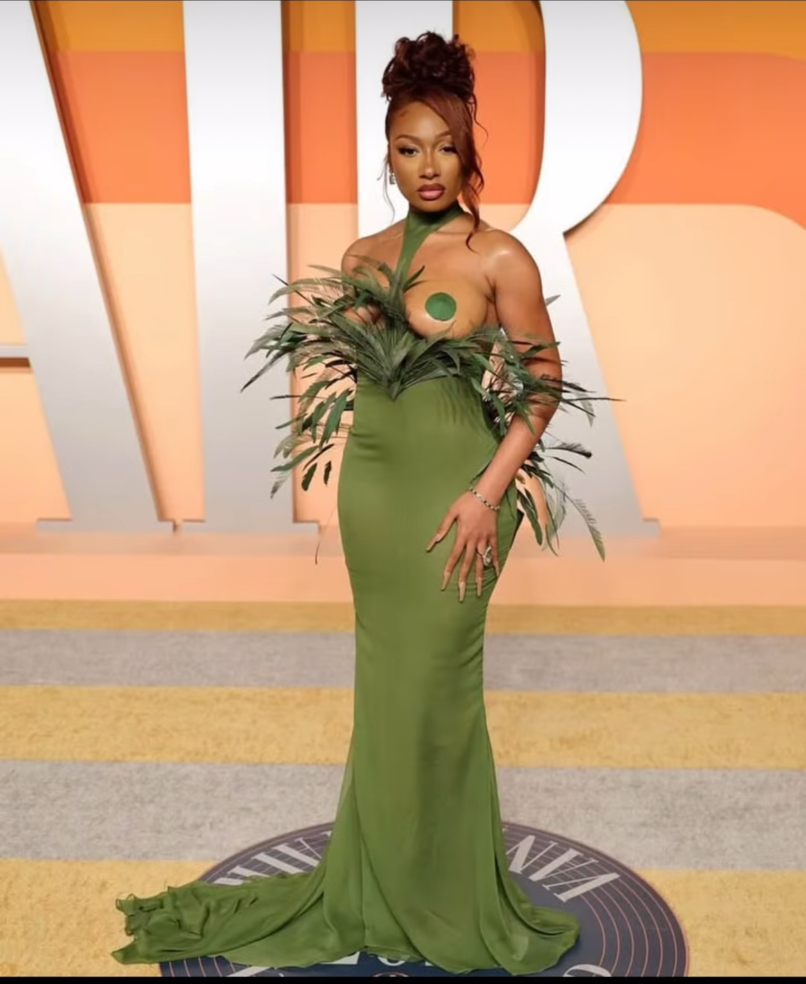 BeautyLifeFun Vanity Fair Oscar Party 2025 Recap Meagan Thee Stallion Looks Sizzling Hot In A Custom Green Feather Gown Halle Berry Stuns In A Silver Christian Siriano Dress 3