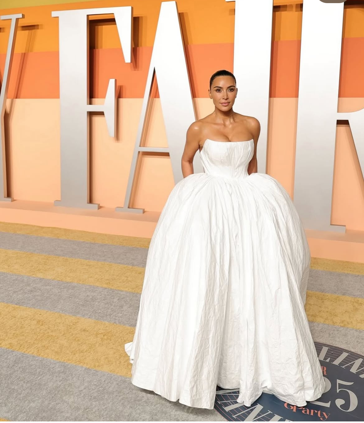BeautyLifeFun Vanity Fair Oscar Party 2025 Recap Meagan Thee Stallion Looks Sizzling Hot In A Custom Green Feather Gown Halle Berry Stuns In A Silver Christian Siriano Dress 8