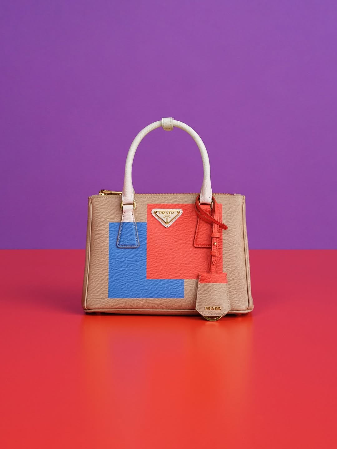 Kerry Washington Wears Black Tory Burch Dress With Desert Beige And Orange Prada Galleria Bag At The Knife Screening Image 1755279924 2