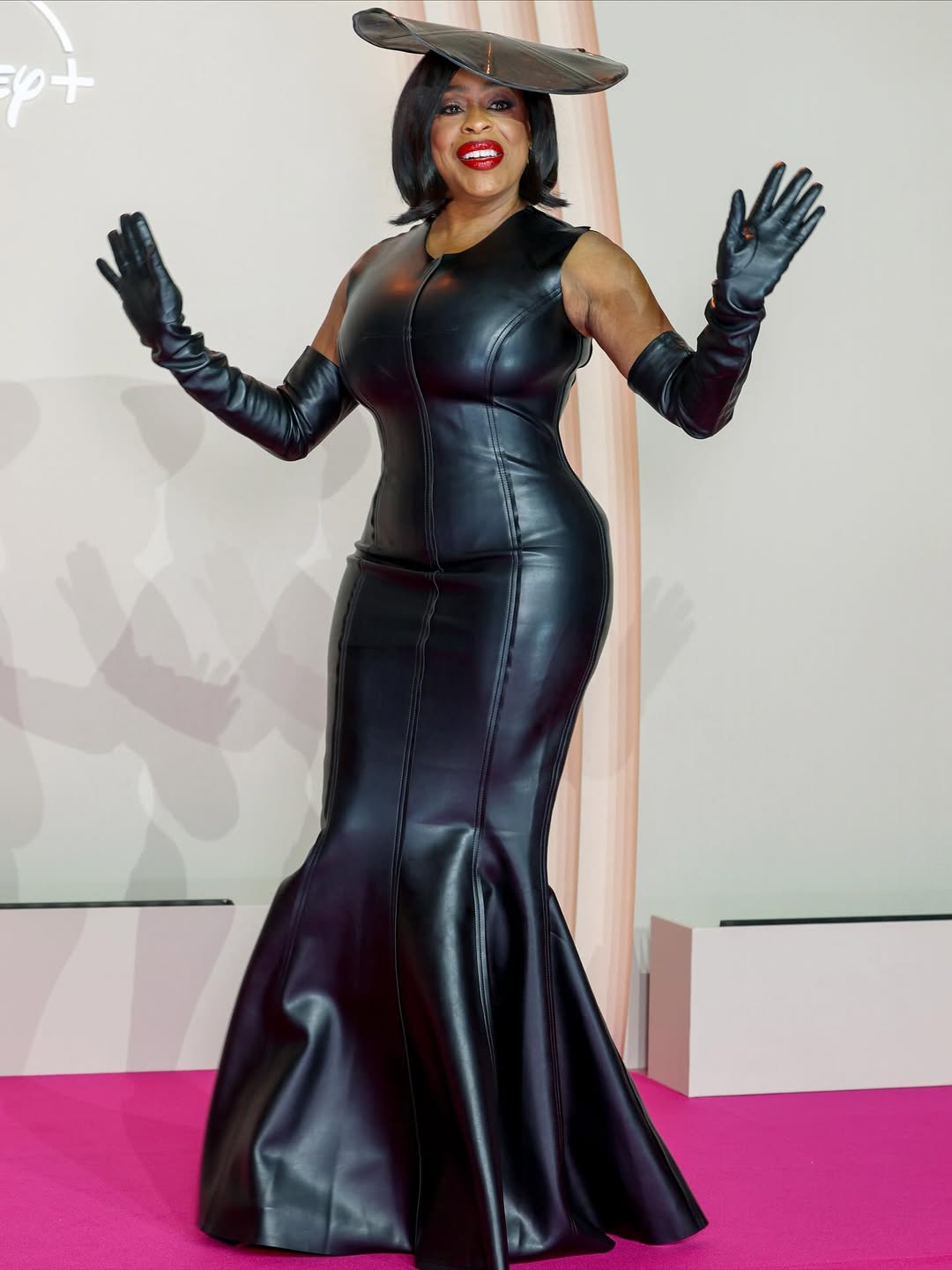 Niecy Nash In Norma Kamali Black Gown Alls Fair Hulu