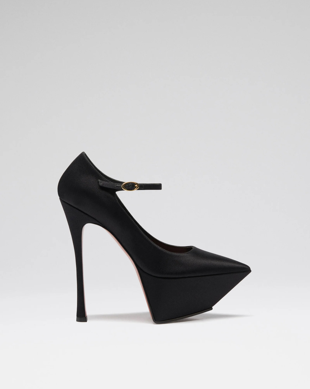 Beyonce Wears A Black Agent Provocateur Mercy Bustier And Black Amina Muaddi Yigit Pumps While Supporting Kelly Rowland On The Boy Is Mine Tour IMG 4202